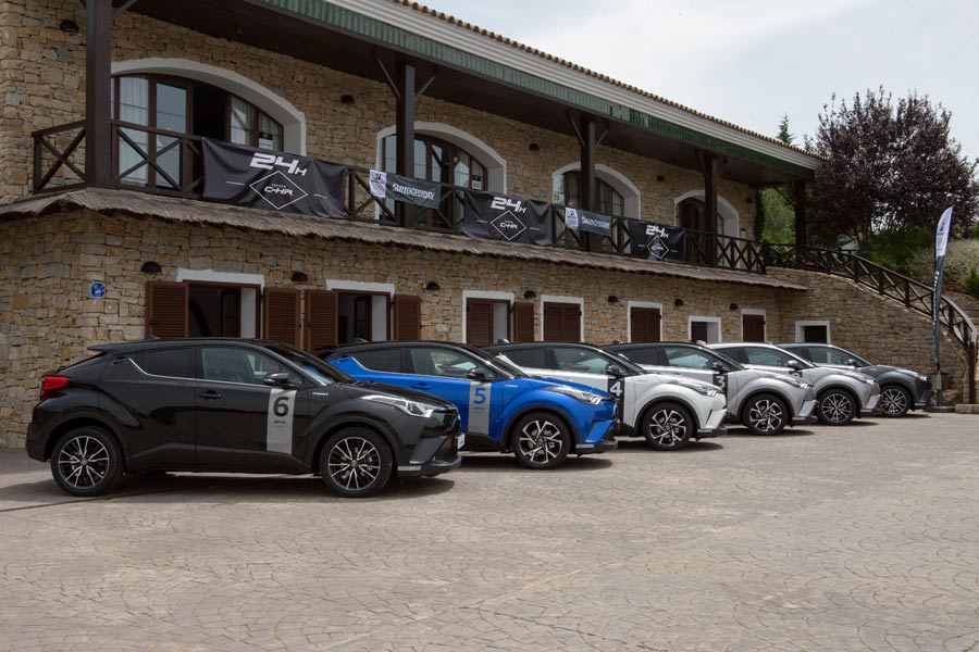En la llegada a Ascari nos recibieron los 6 Toyota C-HR.