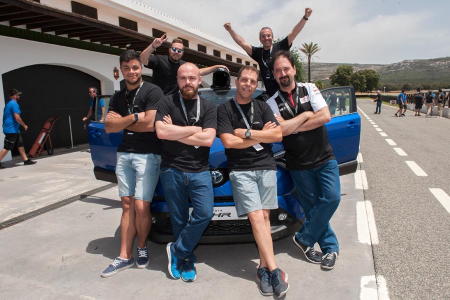 El equipo número 5, en un alarde de orgullo.