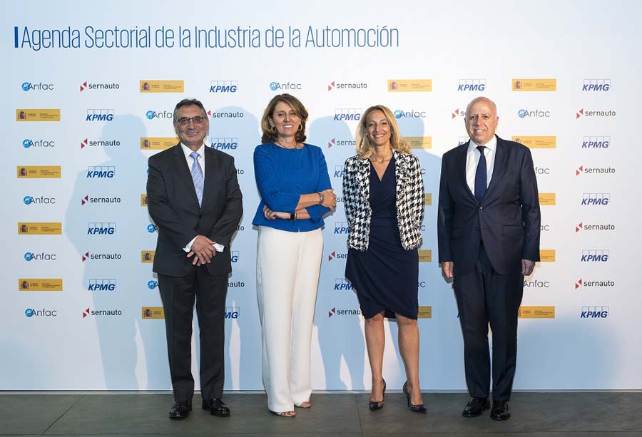 Antonio Cobo (ANFAC), Begoña Cristeto (Ministerio de Industria), Mª Elena Antolín (SERNAUTO) e Hilario Albarracín (KPMG)