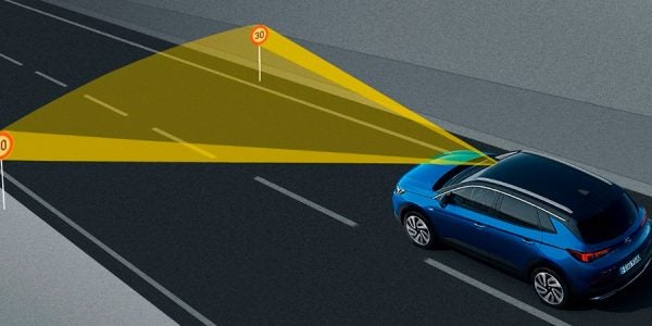 El Opel Eye no podía faltar en el Grandland.