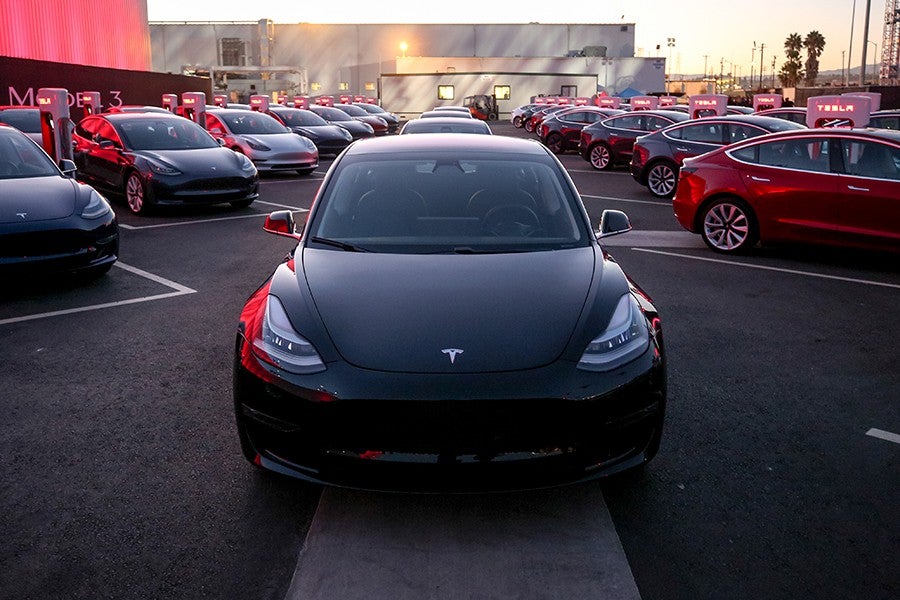 Elon Musk entrega las 30 primeras unidades del Tesla Model 3 Elon Musk entrega las 30 primeras unidades del Tesla Model 3