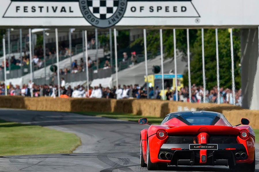El Ferrari LaFerrari es el primer modelo de la marca de Maranello en optar por la tecnología híbrida. Tiene 963 CV, de los que 163 CV son producidos por los dos motores eléctricos.