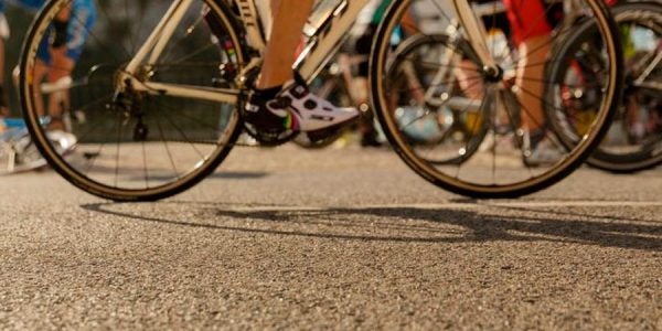 El metro y medio es fundamental que se respete a la hora de adelantar a un ciclista en carretera.