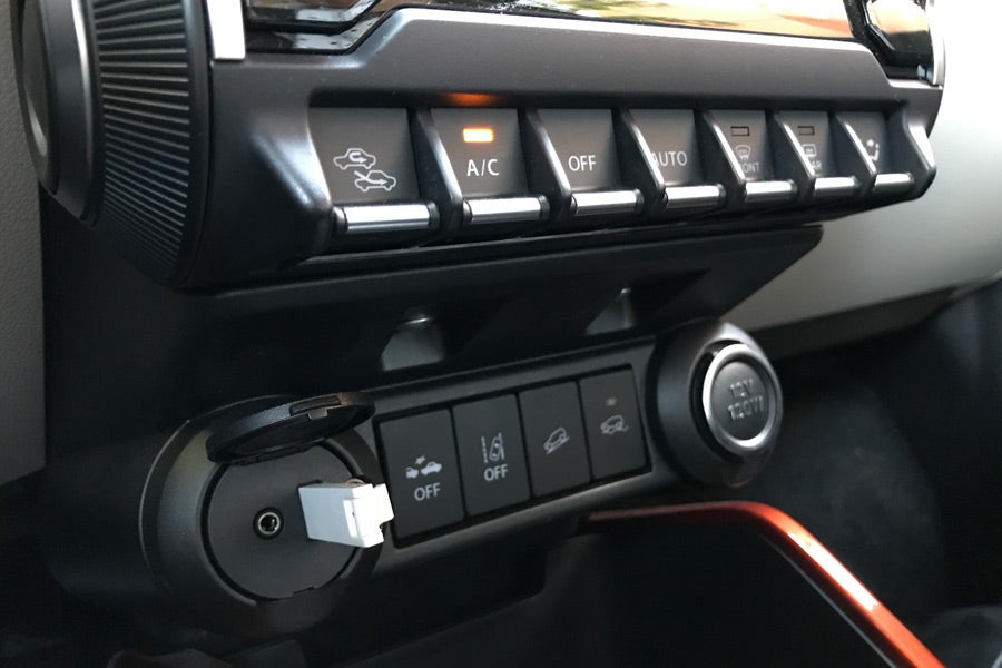 El acabado GLX incluye un climatizador automático. Además, la variante 4x4 trae consigo un control de descenso en pendientes.