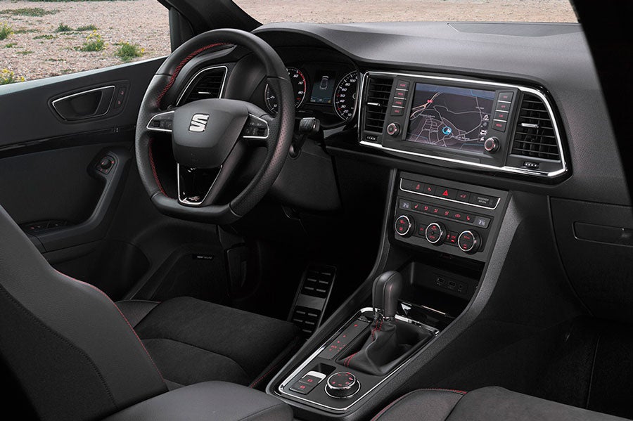 El interior del Seat Ateca FR se distingue, entre otras cosas, por las costuras en rojo.