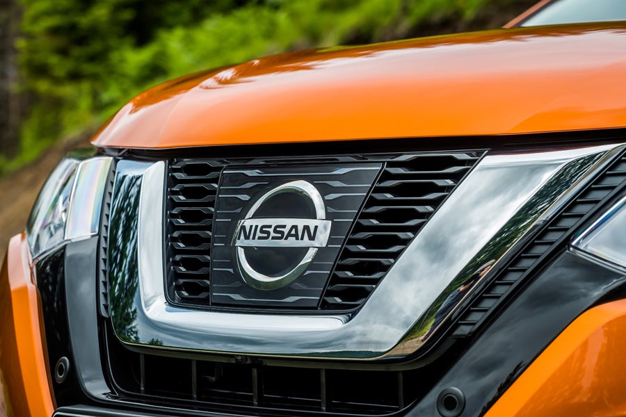 Los sensores de los sistemas de seguridad se esconden tras el logo de Nissan.