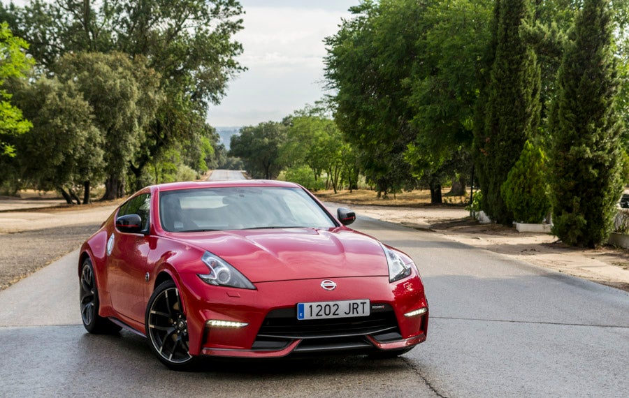 La potente imagen del Nissan 370Z Nismo gana presencia con los abultamientos del capó y los pasos de rueda ensanchados.