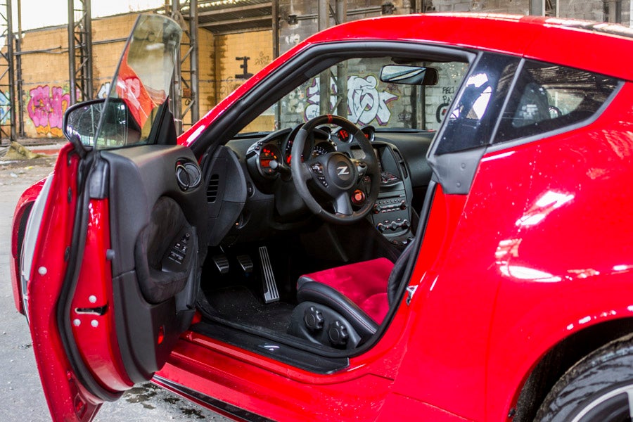 El interior del Nissan 370Z Nismo es adecuado para realizar conducción deportiva.