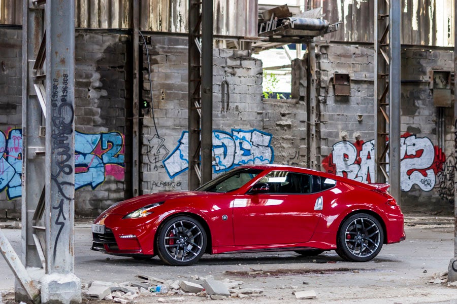 La silueta de las ventanillas del Nissan 370Z Nismo mantiene la característica forma original del primer Datsun 240Z de los '70.