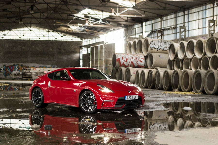 El Nissan 370Z Nismo posee todos los atributos visuales de la familia Z.