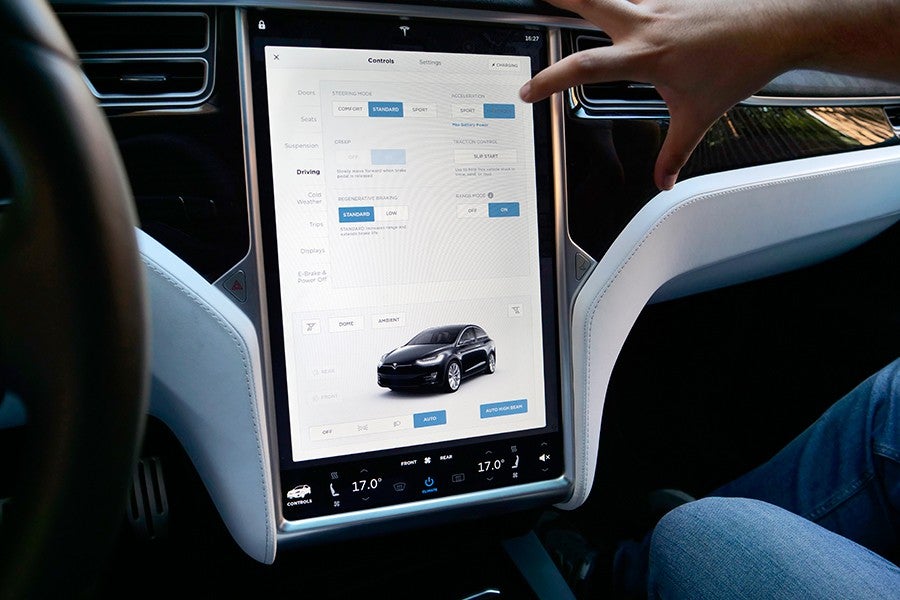 La usabilidad de los menús y la infografía de Tesla son un ejemplo a seguir.