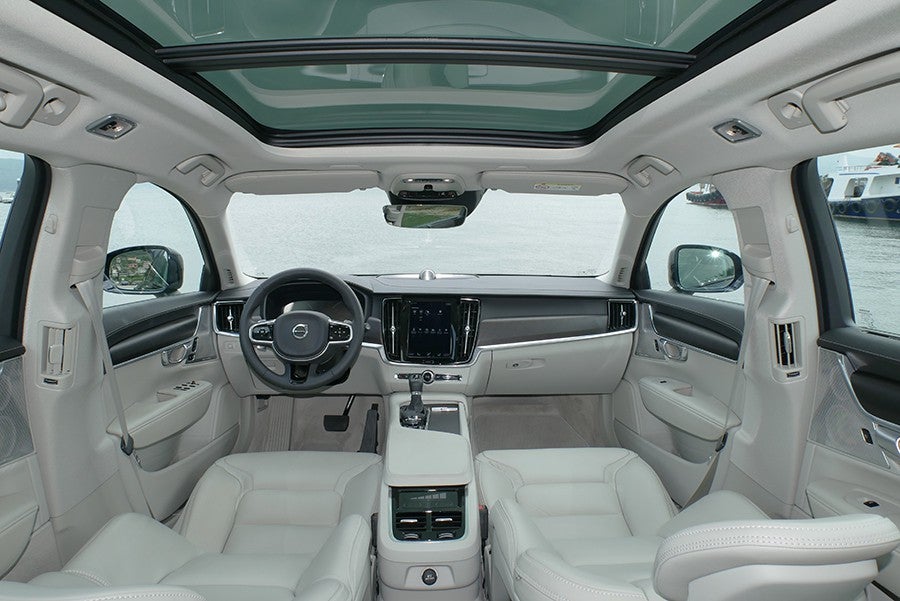 Los interiores del Volvo V90 Cross Country son muy confortables y acogedores.