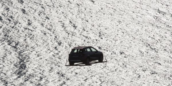 Un segundo helicóptero toma imágenes del vuelo.