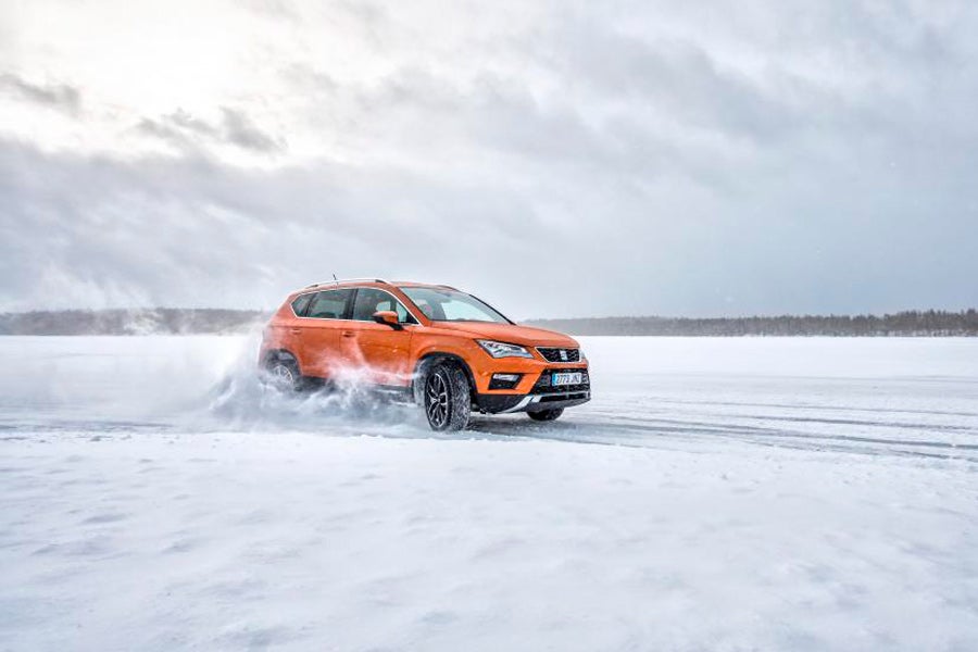 El cuatro veces campeón del mundo de rallies, Juha Kankkunen, compartió experiencia en el Ateca con el piloto Jordi Gené.