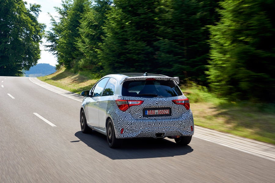 La zaga del nueso Yaris GRMN reciba un alerón y una salida de escape central.