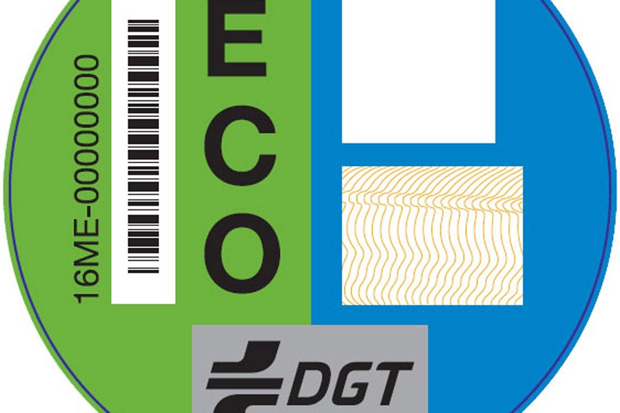 Distintivo ambiental d ela DGT para los coches híbridos.
