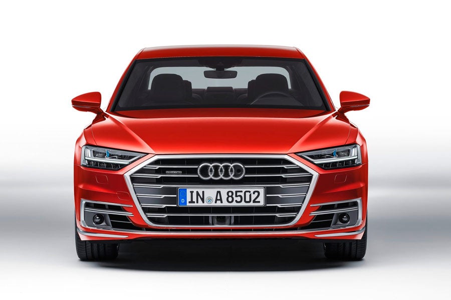 El frontal del nuevo Audi A8 presenta una nimagen renovada y rotunda.
