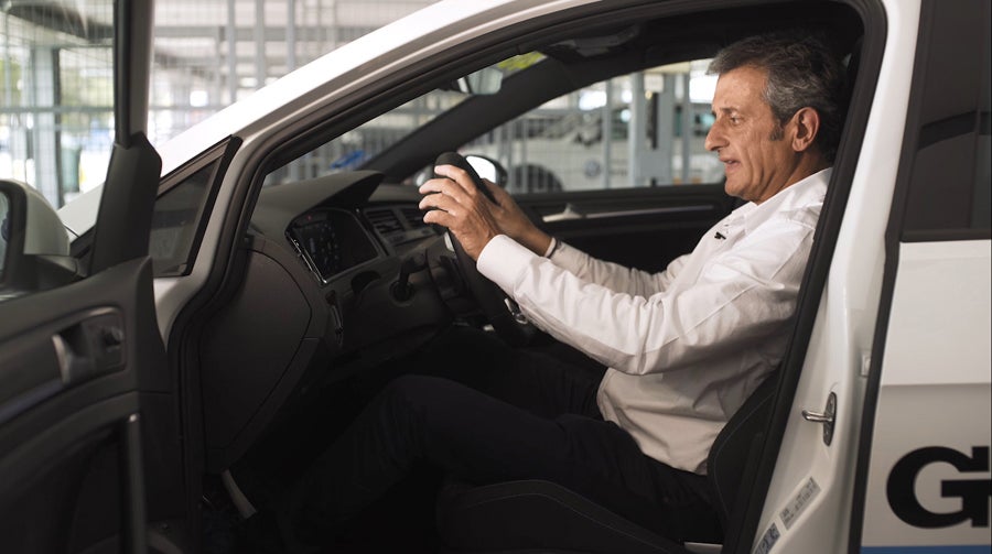 Luis Moya nos enseña cómo debemos sentarnos al volante Luis Moya nos enseña cómo debemos sentarnos al volante