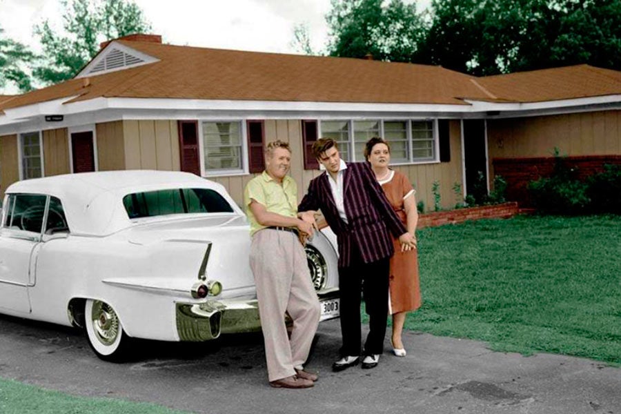 Elvis y su familia junto al Cadillac Eldorado Convertible de 1956.
