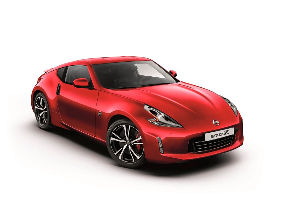 El Nissan 370Z 2018 con ópticas oscurecidas.