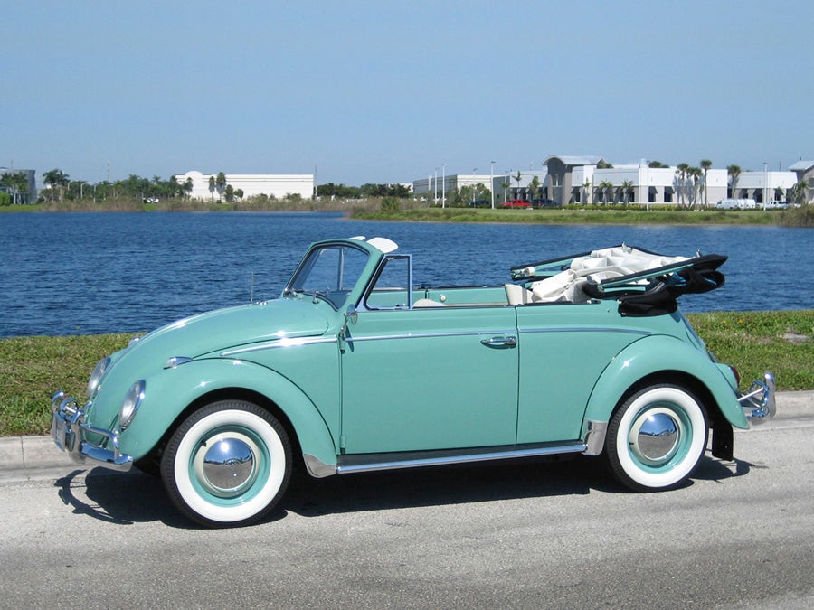 Volkswagen Escarabajo cabrio con mucha personalidad.