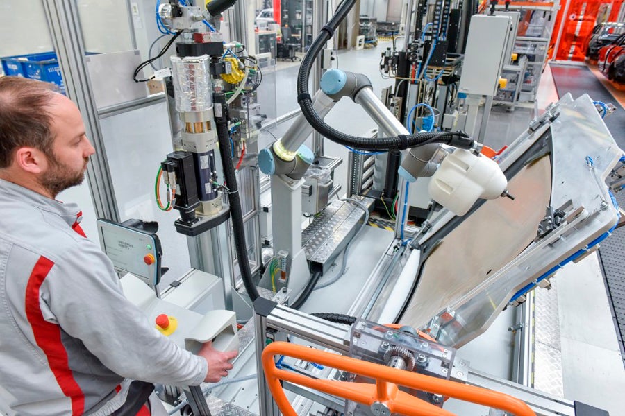 Audi fusiona humanos y robots en sus plantas de producción Audi fusiona humanos y robots en sus plantas de producción