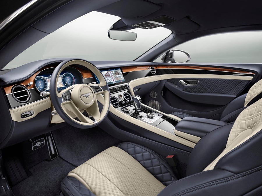 El habitáculo del Bentley Continental GT ha sido cuidado hasta el último detalle.