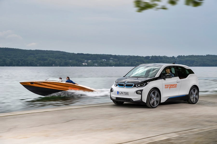BMW i 3 y embarcación propulsada por Torqeedo.