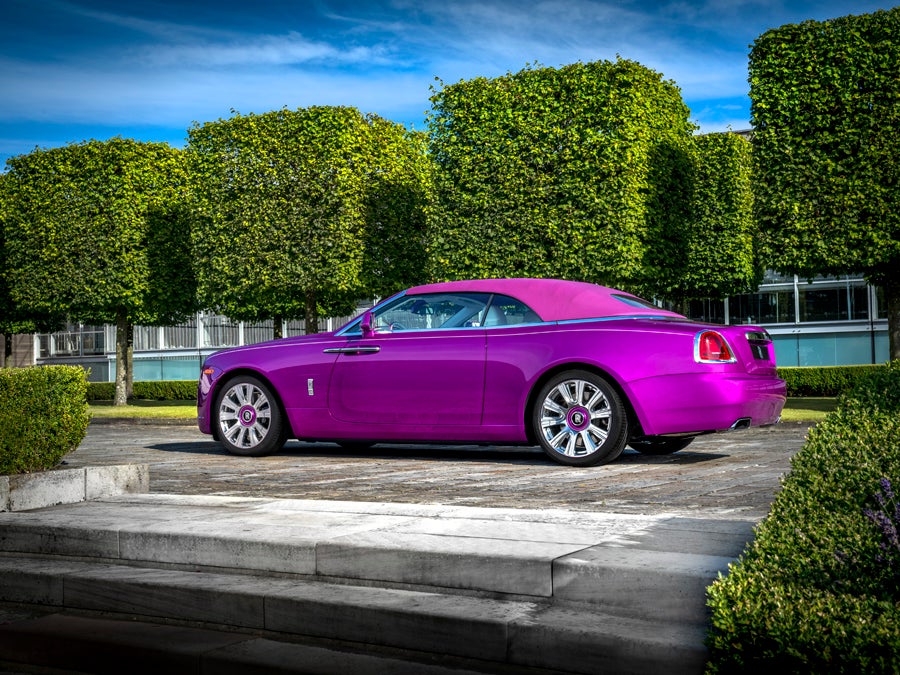 Todos los elementos del Rolls-Royce "Dawn in Fuxia" toman el mismo color, también la capota.