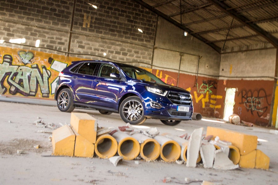 La imagen robusta del Ford Edge de acentúa con los detalles negros de la versión Sport.