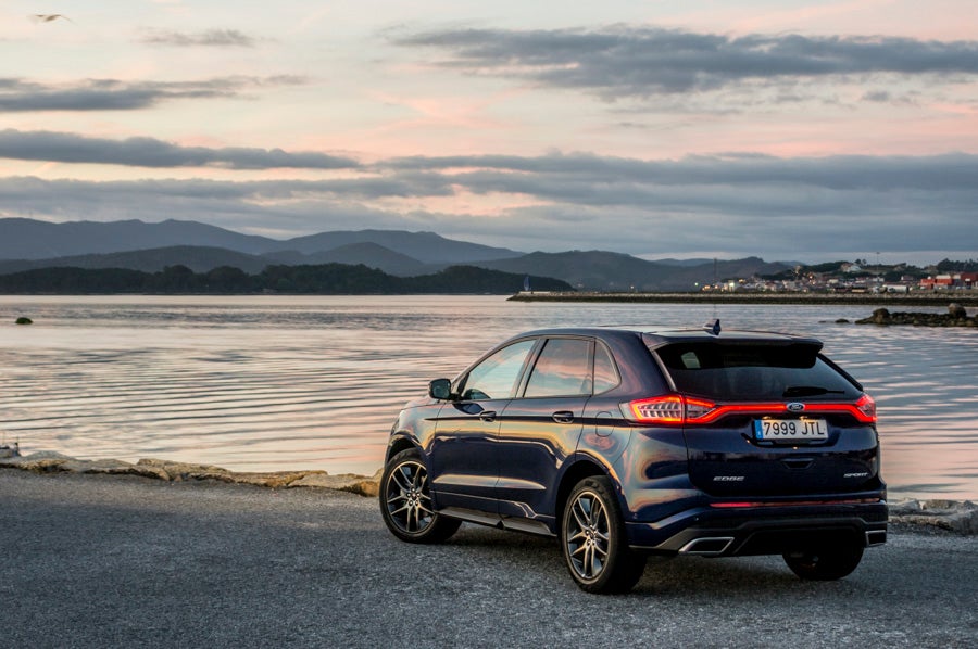 El Ford edge posee una firma luminica única.