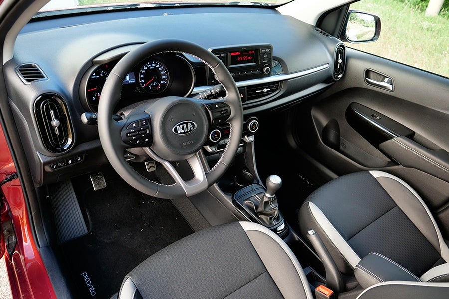 El interior del Picanto es espacioso y tiene un diseño atractivo.