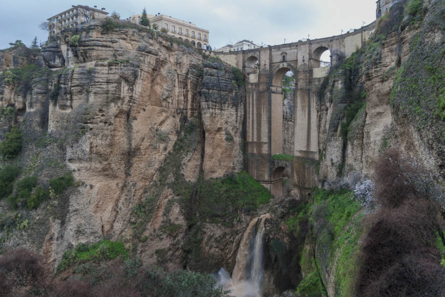 El puente Nuevo de Ronda tiene que salvar una espectacular garganta.