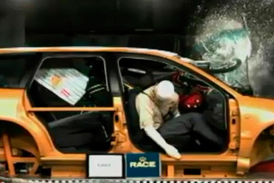 Graves consecuencias de transportar la bicicleta en el interior sin la sujeción adecuada.