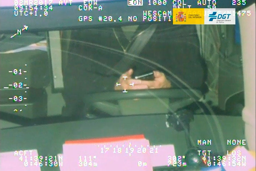 Usar el móvil al volante te hará perder más puntos Usar el móvil al volante te hará perder más puntos