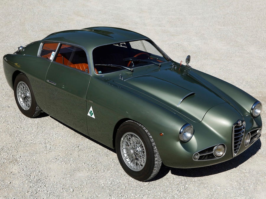 Creado para als carreras el Alfa Romeo carrozado por Zagato exhibe la tradicional doble cúpula del carrocero italiano.