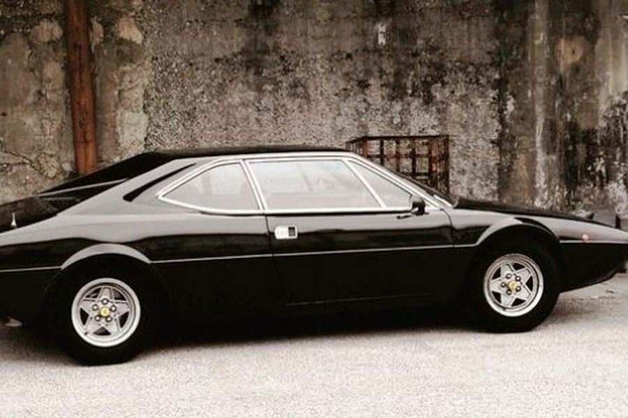 De las pocas veces que Elvis "pescó" una máquina europea; un bonito Ferrari Dino 308 GT4 de 1975 diseñado por Bertone.