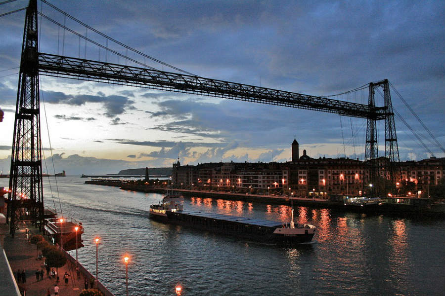 Los coches atraviesan la ría de Bilbao a bordo de una barquilla transbordadora.