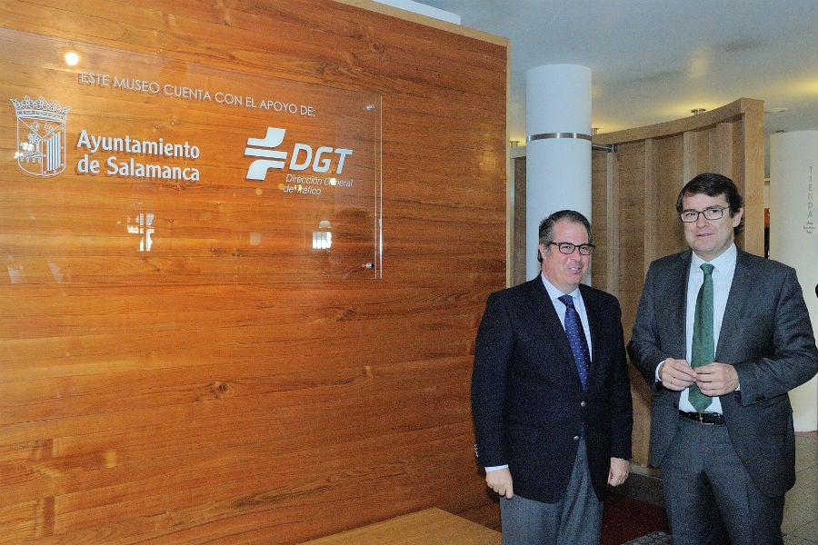 Alcalde de Salanca y Director de la DGT, durante la firma de su nuevo acuerdo.