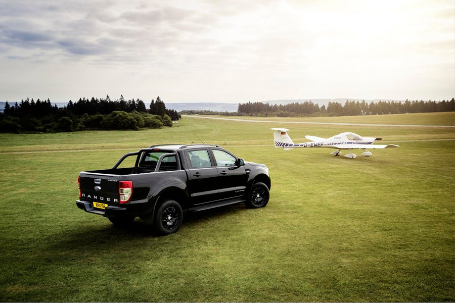 Ford Ranger Black Edition, una pisk up "muy oscura".
