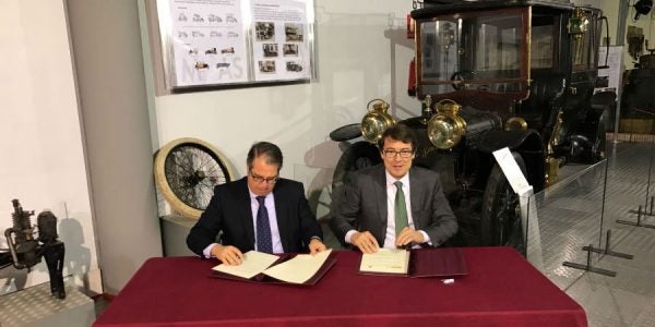 Alcalde y Director de la DGT rubricando su nuevo acuerdo.