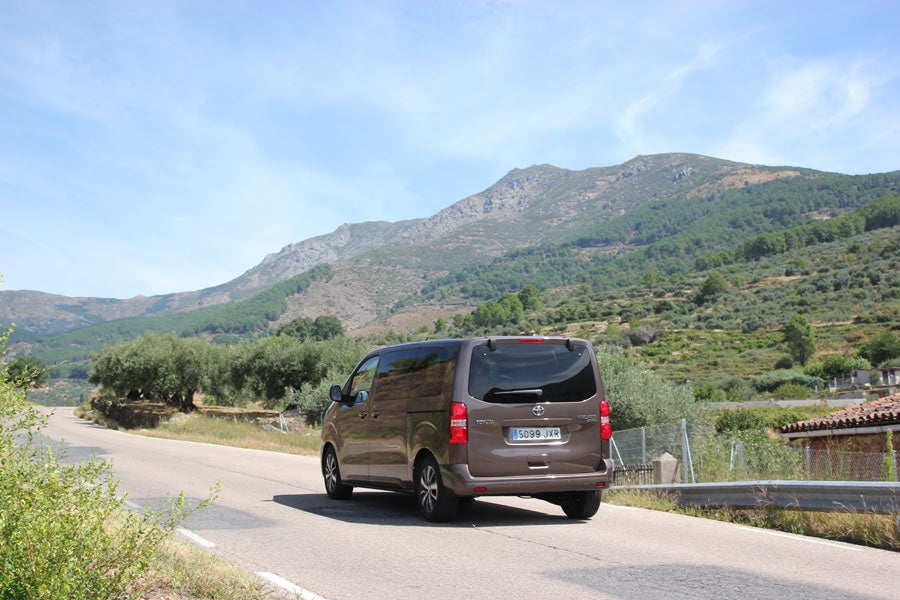 Imágenes dinámicas de la Toyota Proace Verso.