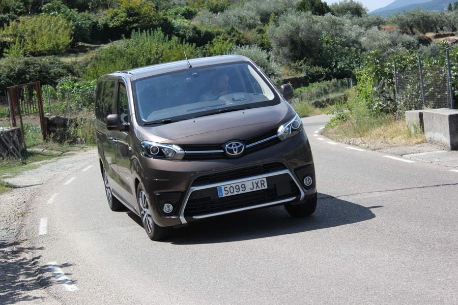 Imágenes dinámicas de la Toyota Proace Verso.