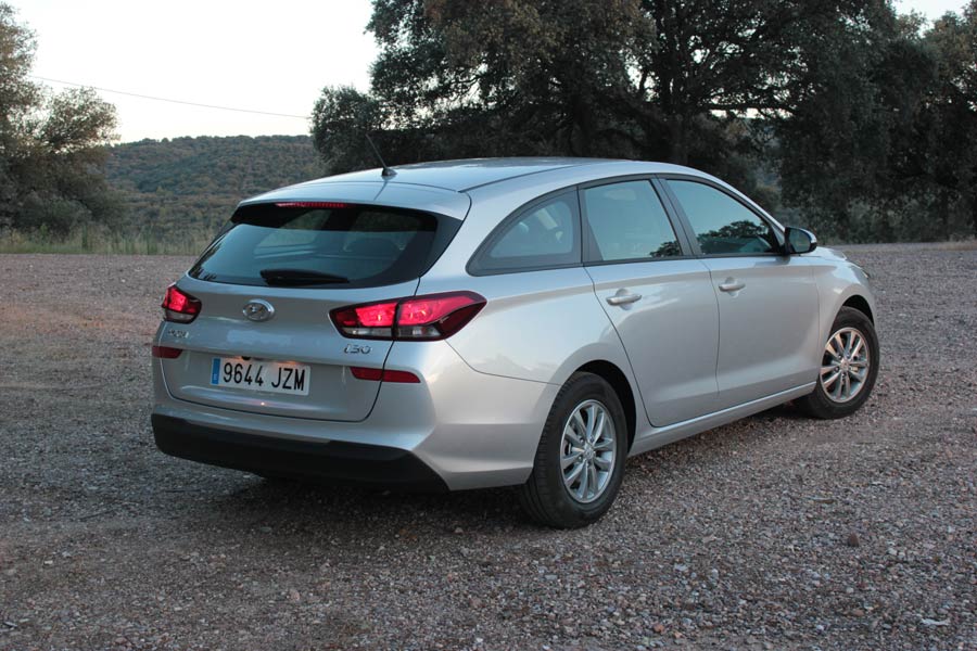 El generoso voladizo trasero intuye el amplio maletero que tiene este i30 Cw.