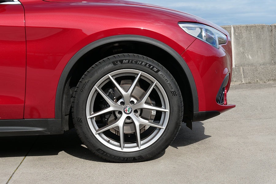 Las llantas de 20 pulgadas tienen un diseño que recuerda a las de BMW.