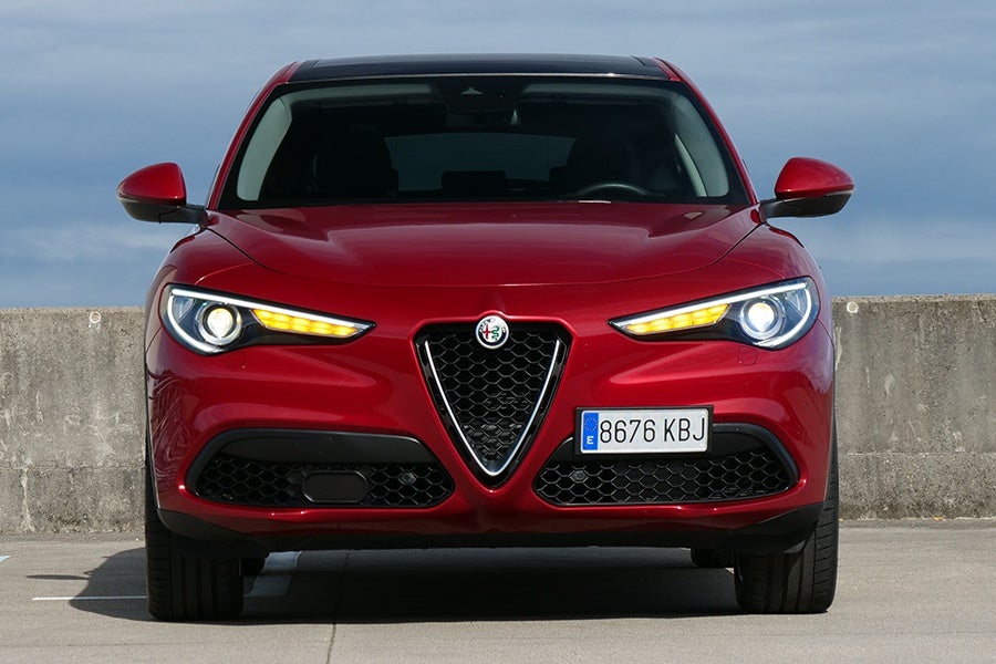 Aunque el frontal está presidido por la coraza de Alfa Romeo, al Stelvio le falta personalidad propia.