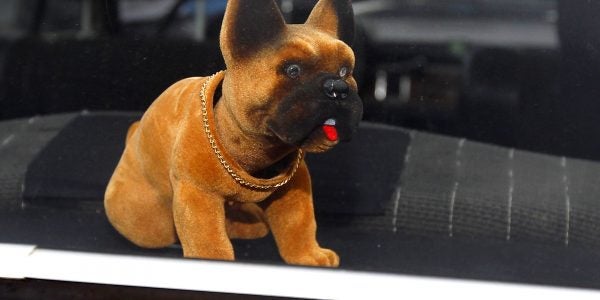 Una de la sanciones es instalar elementos que no permitan ver bien al conductor que venga por detrás