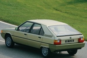 El Citroën BX fue el sustituto del Citroën GS y heredó de éste su sistema hidroneumático.