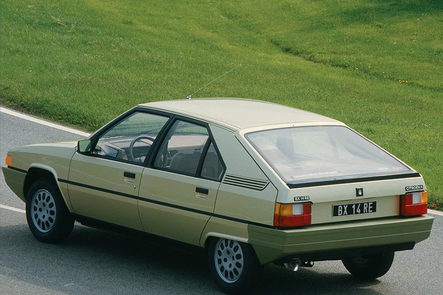 El Citroën BX fue el sustituto del Citroën GS y heredó de éste su sistema hidroneumático.