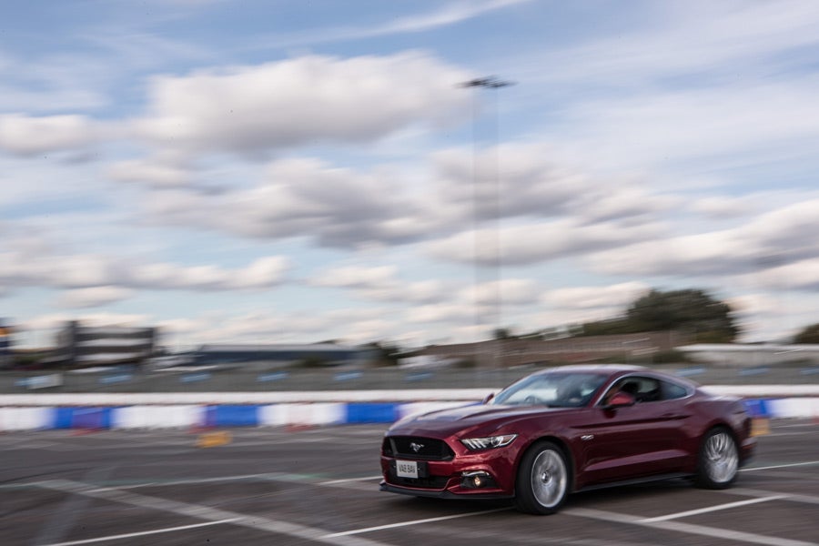 Solo bastaba un toque de acelerador para que la zaga del Mustang, sin ESC y con el modo Sport Plus, adelantara al frontal con rabia.